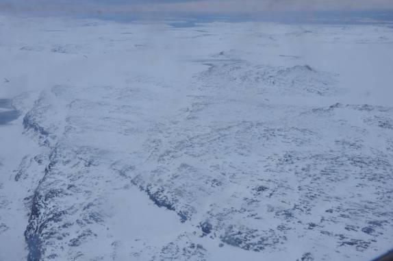 Vista aérea das gigantescas geleiras que cobrem o país, no voo entre Nuuk e Ilulissat, na Groelândia